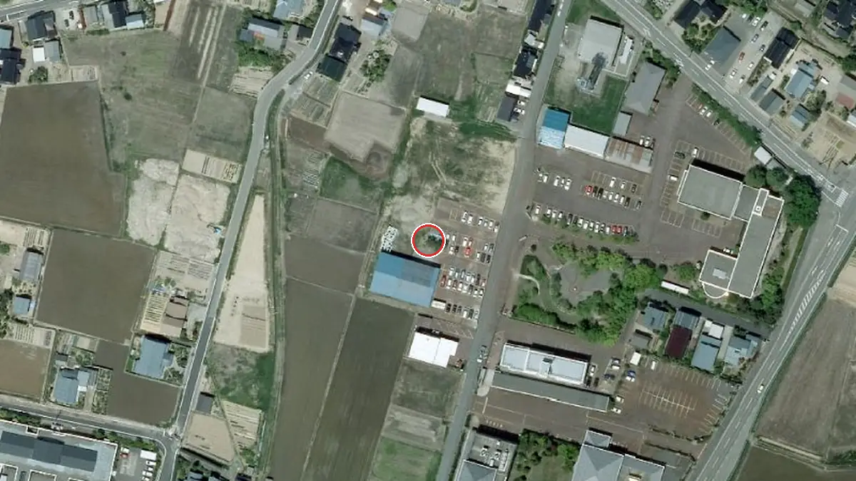 上空から見た三条市栄体育館（中心の赤い輪が会場の位置）