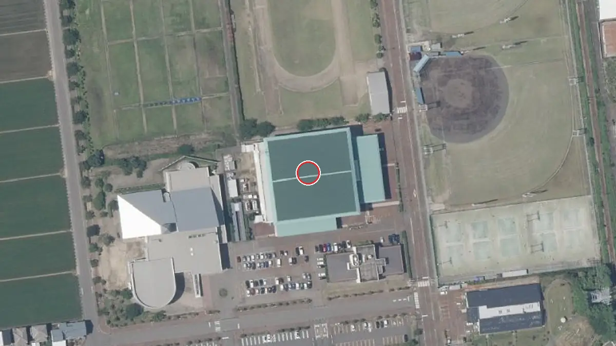 上空から見た燕市 吉田総合体育館（中心の赤い輪が会場の位置）