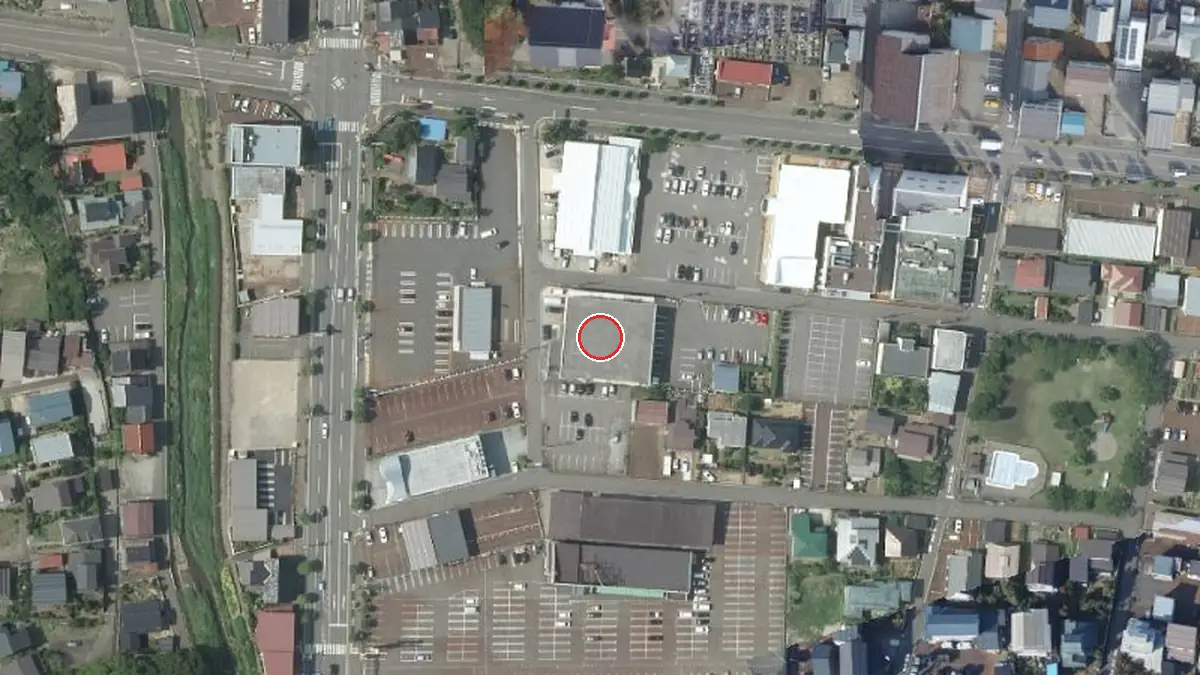 上空から見た上越ライブハウスEARTH（中心の赤い輪が会場の位置）