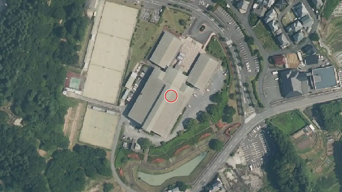 上空から見たSWS西日本アリーナ日田（日田市総合体育館）（中心の赤い輪が会場の位置）