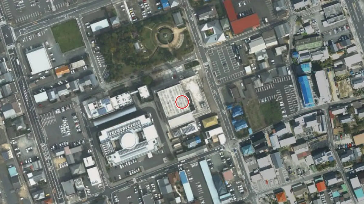 上空から見た井原市民会館（中心の赤い輪が会場の位置）