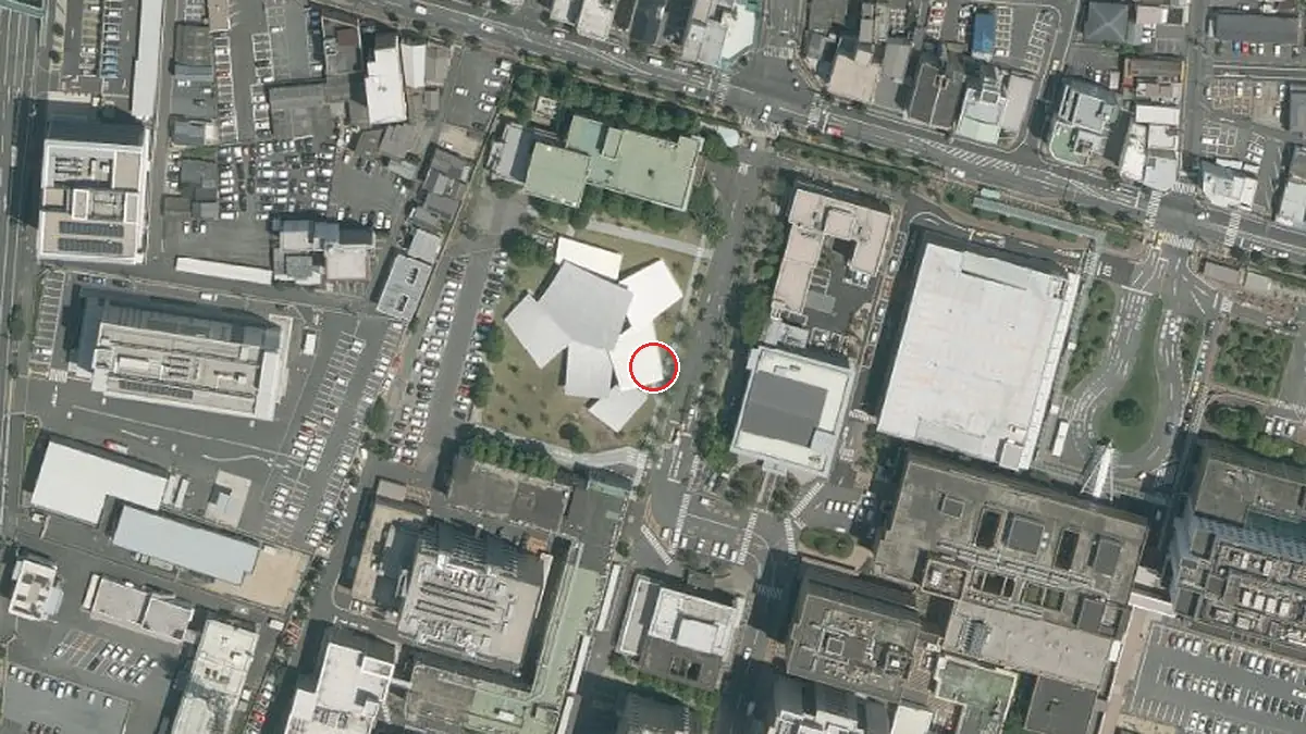 上空から見たJunko Fukutake Hall（中心の赤い輪が会場の位置）