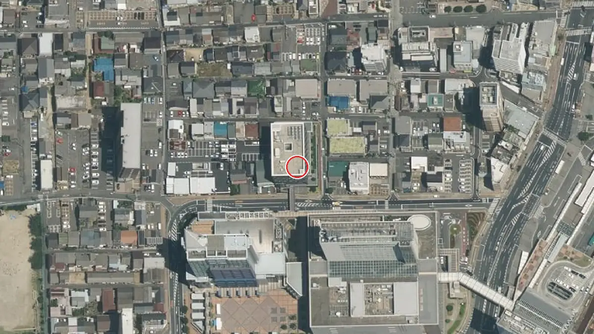 上空から見た三木記念ホール（中心の赤い輪が会場の位置）