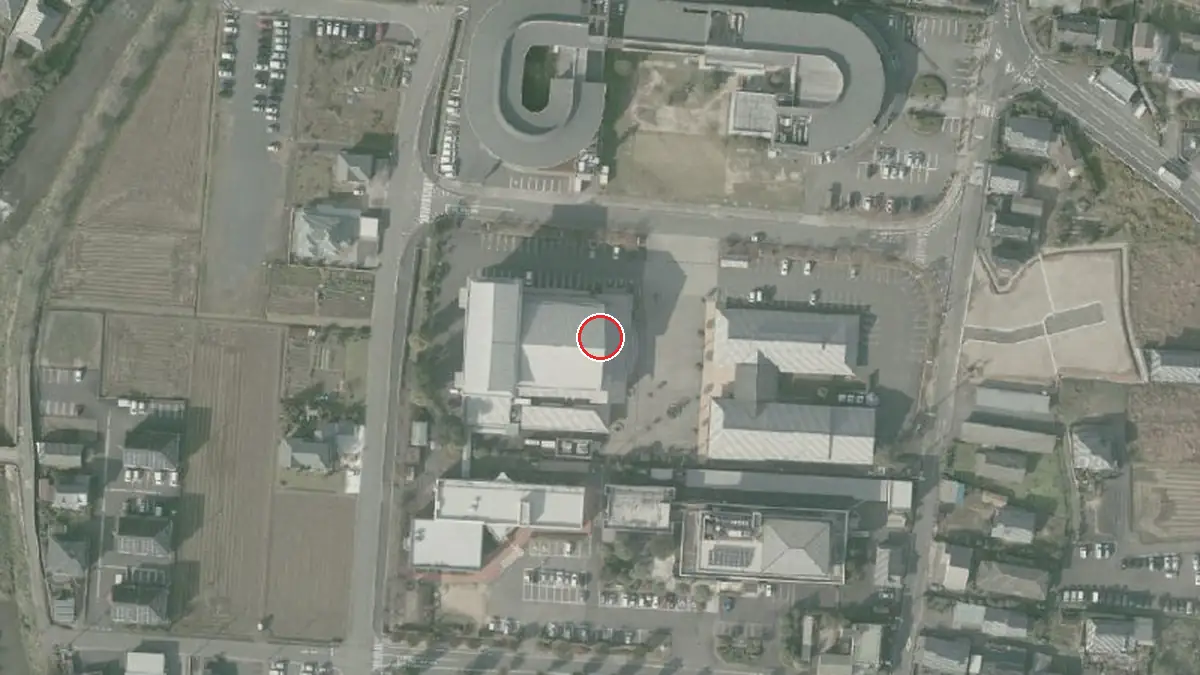 上空から見た勝央文化ホール（中心の赤い輪が会場の位置）