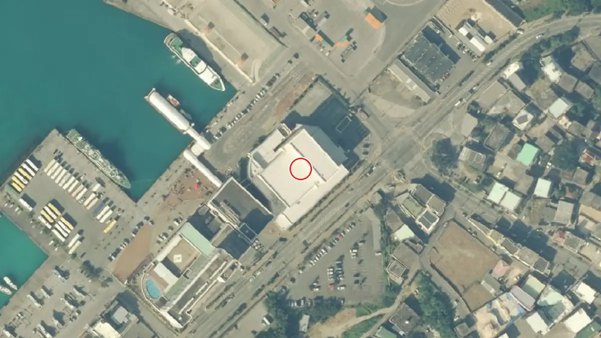 上空から見たマティダ市民劇場（中心の赤い輪が会場の位置）