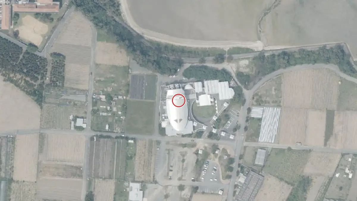 上空から見た南城市文化センター シュガーホール（中心の赤い輪が会場の位置）