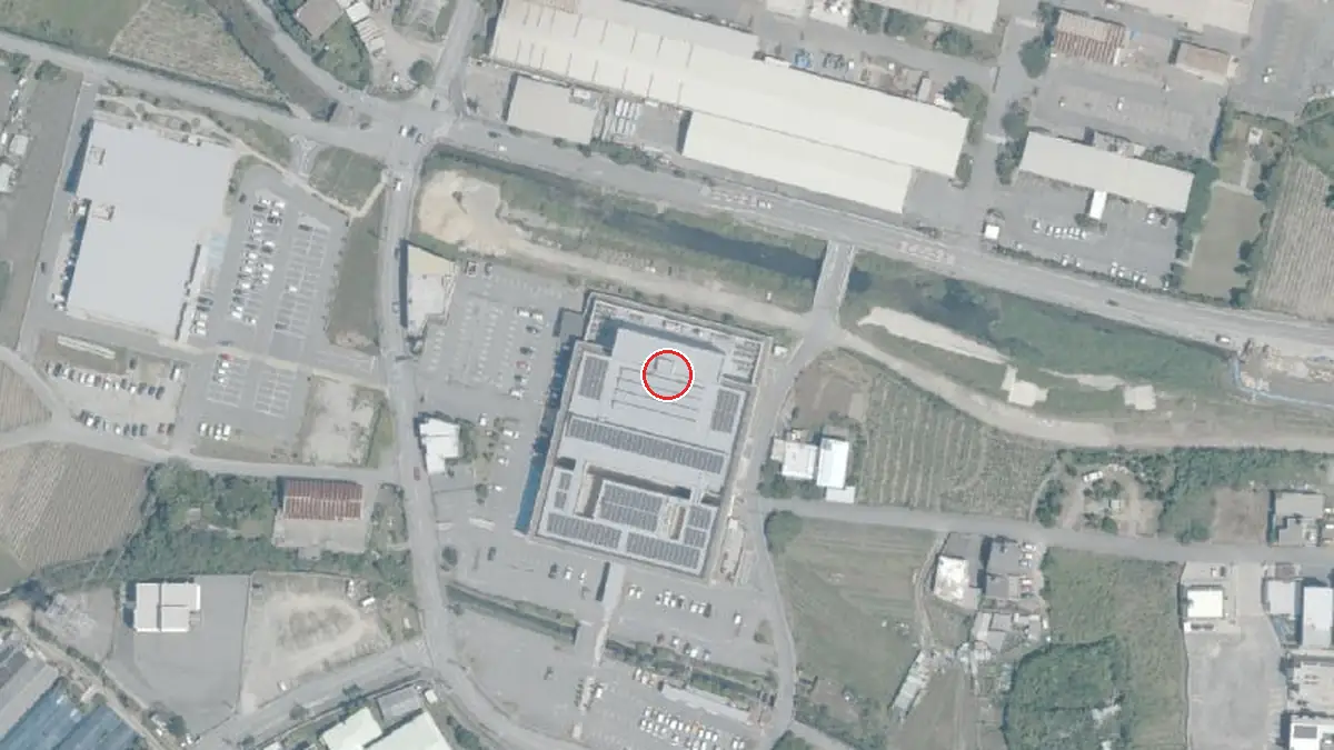 上空から見た西原町町民交流センター(さわふじ未来ホール)（中心の赤い輪が会場の位置）