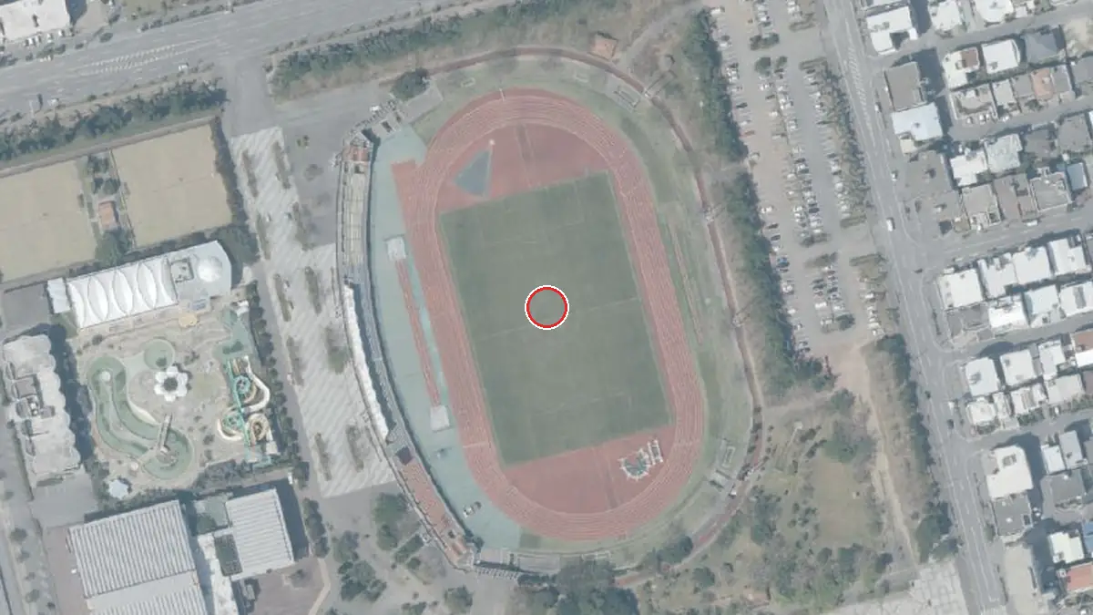 上空から見た西崎運動公園 陸上競技場（中心の赤い輪が会場の位置）