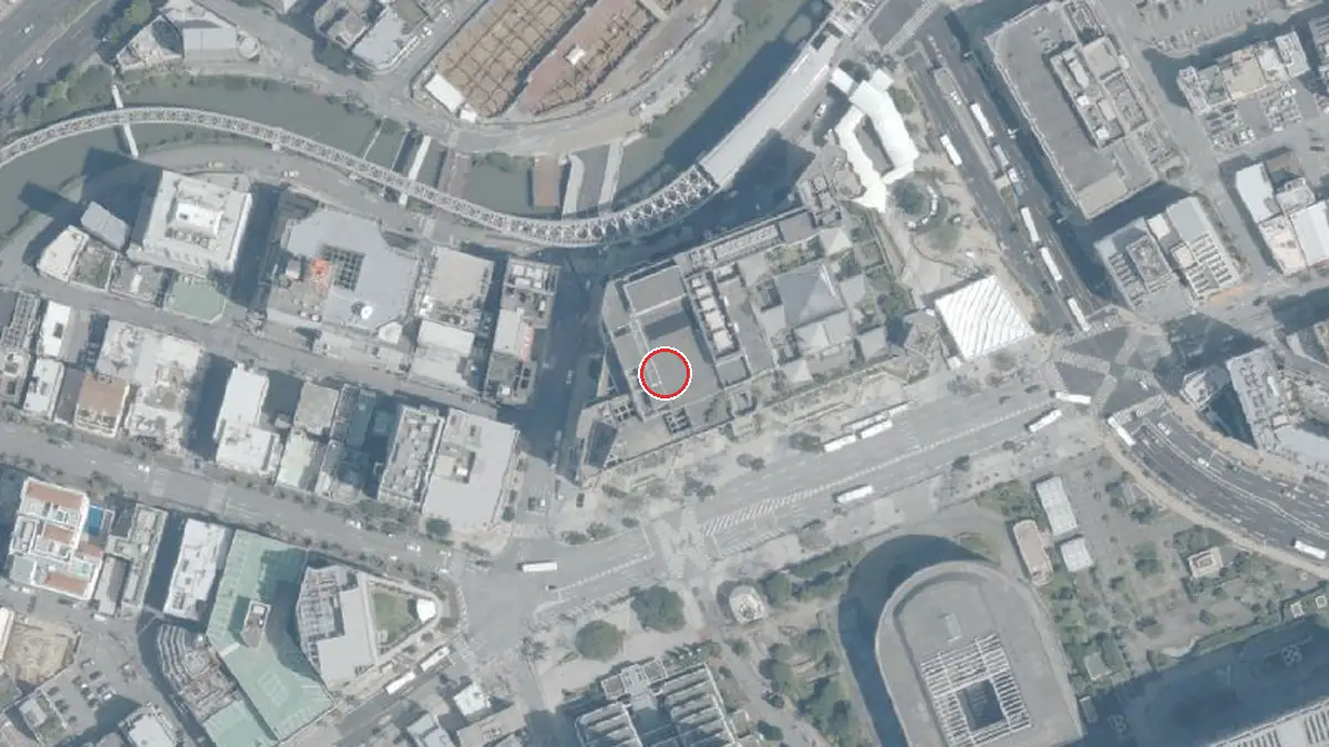 上空から見たパレット市民劇場（中心の赤い輪が会場の位置）