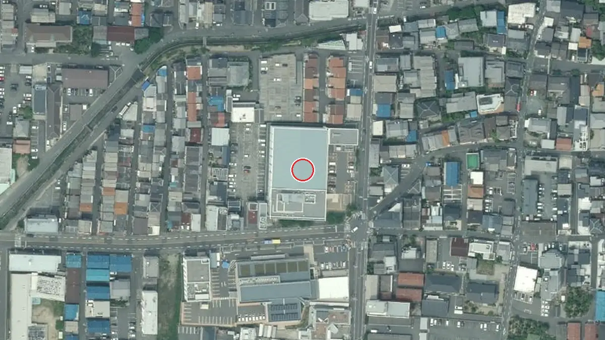 上空から見た東大阪市立東体育館（中心の赤い輪が会場の位置）