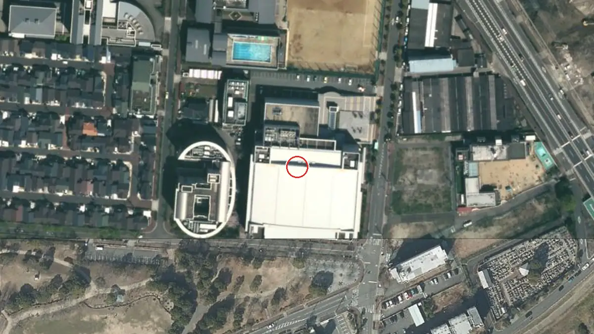 上空から見たHOS住吉スポーツセンター（中心の赤い輪が会場の位置）