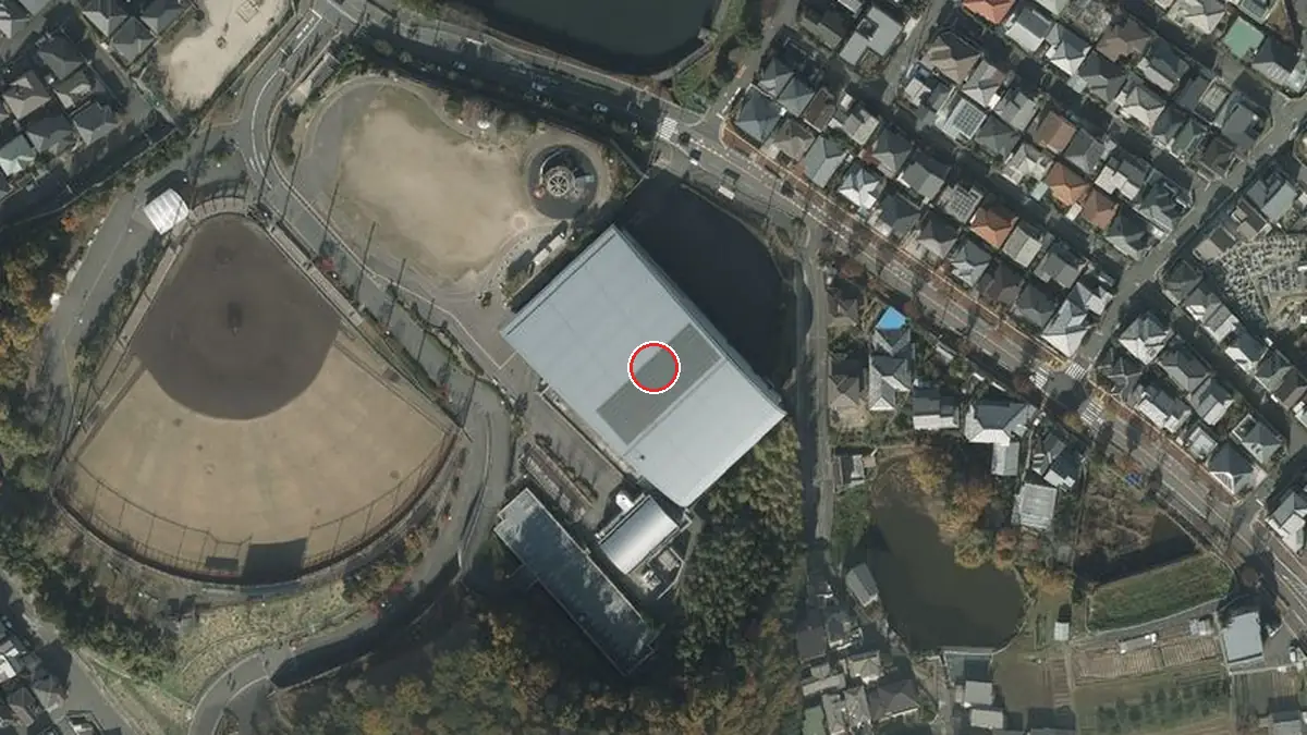 上空から見た古曽部防災公園体育館（中心の赤い輪が会場の位置）