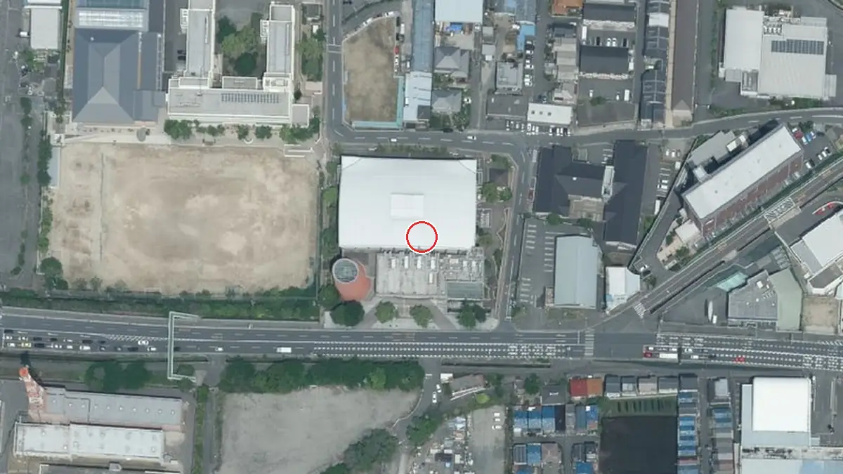 上空から見た四條畷市立総合体育館サン・アリーナ２５（中心の赤い輪が会場の位置）
