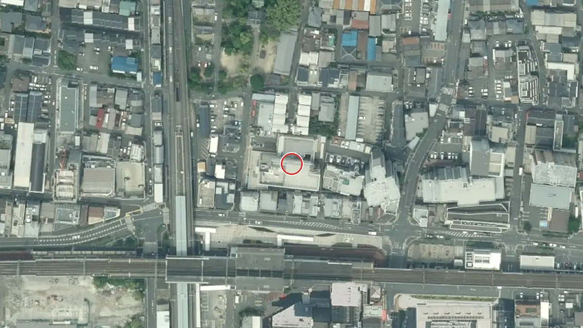 上空から見た東大阪市立市民多目的センター（中心の赤い輪が会場の位置）