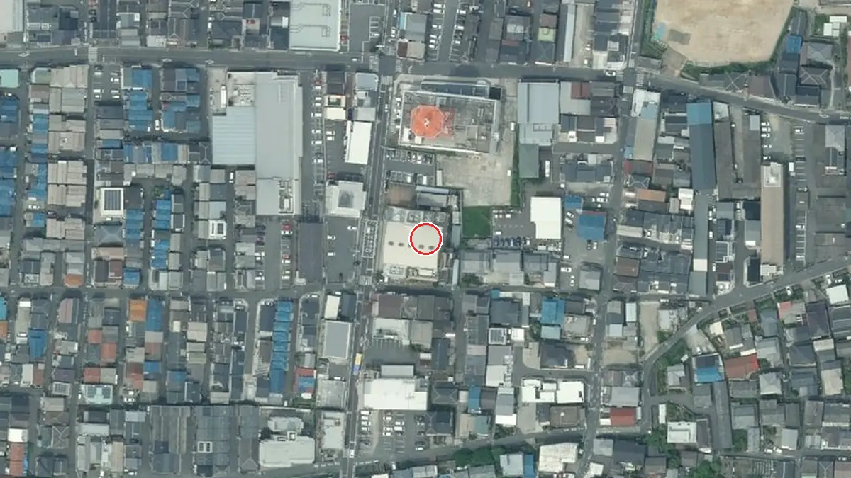 上空から見た東大阪市立市民ふれあいホール（中心の赤い輪が会場の位置）