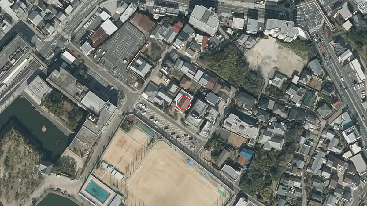 上空から見た岸和田市立自泉会館（中心の赤い輪が会場の位置）