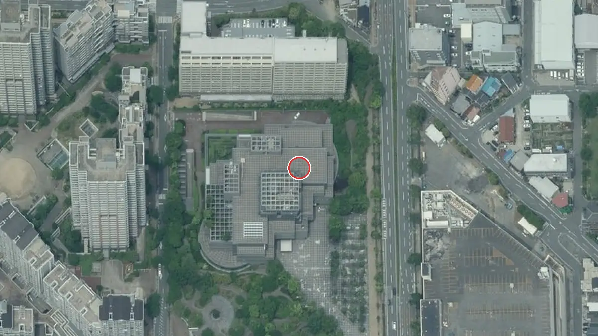 上空から見たライティホール（中心の赤い輪が会場の位置）