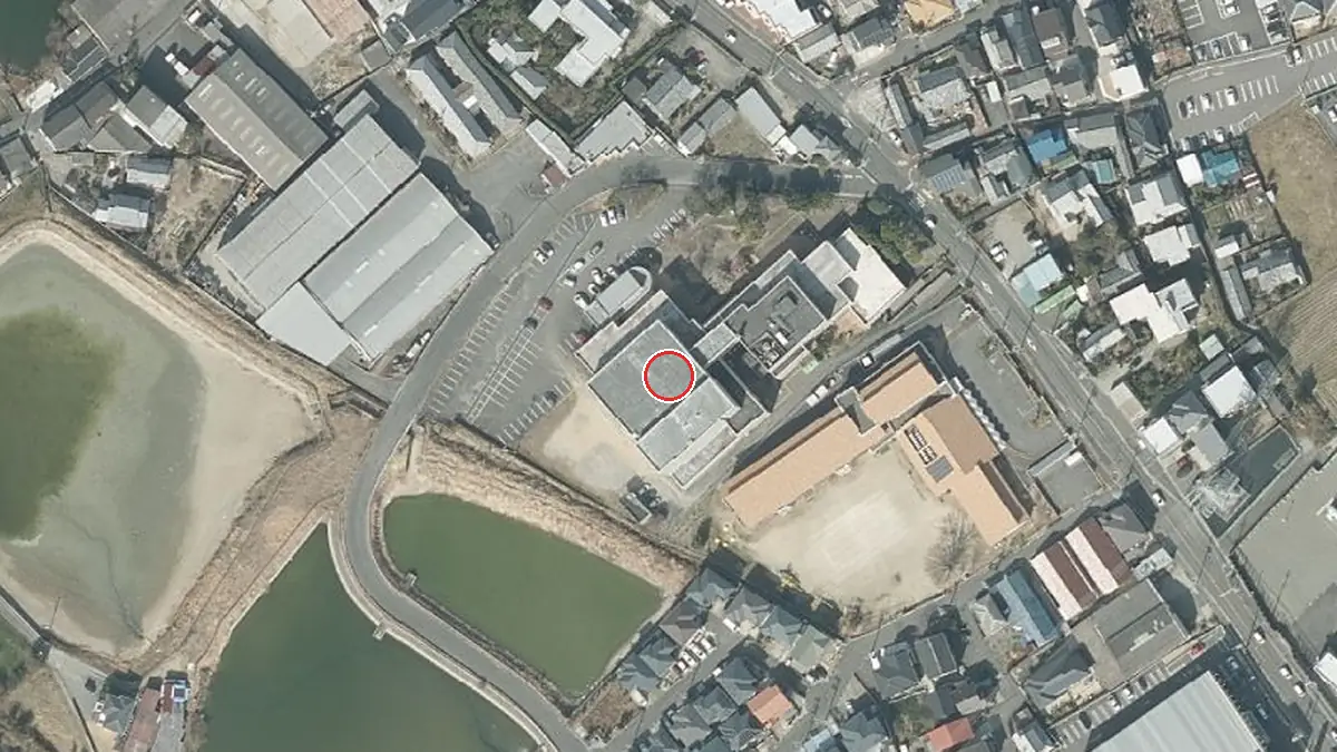 上空から見た泉南市立文化ホール（中心の赤い輪が会場の位置）