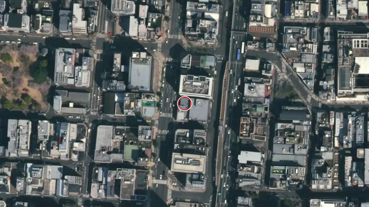 上空から見た5th Street（中心の赤い輪が会場の位置）