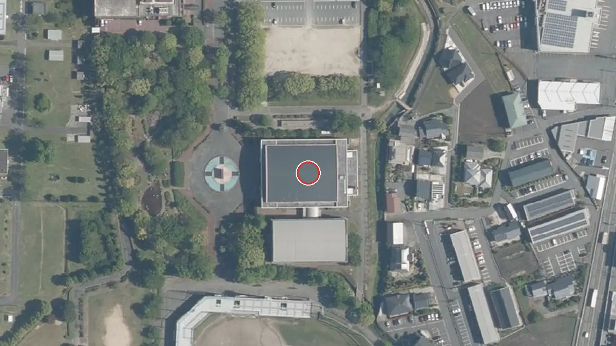 上空から見た鳥栖市民体育館（中心の赤い輪が会場の位置）