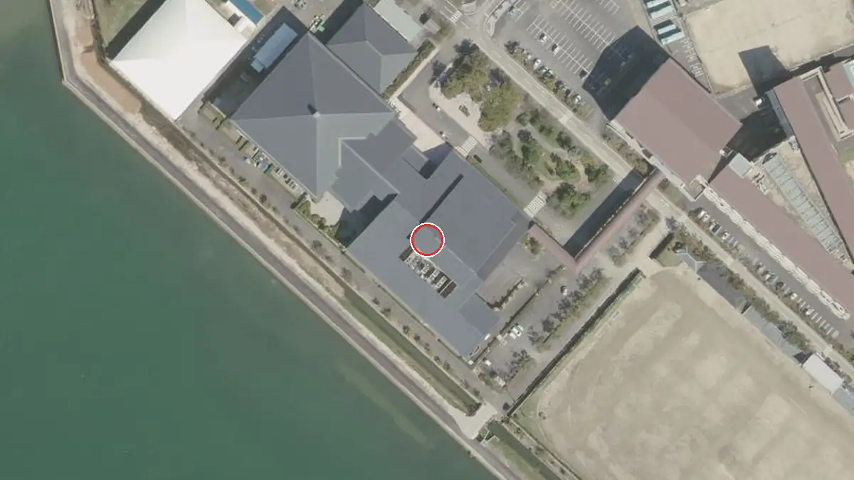 上空から見た玄海町 町民会館（中心の赤い輪が会場の位置）