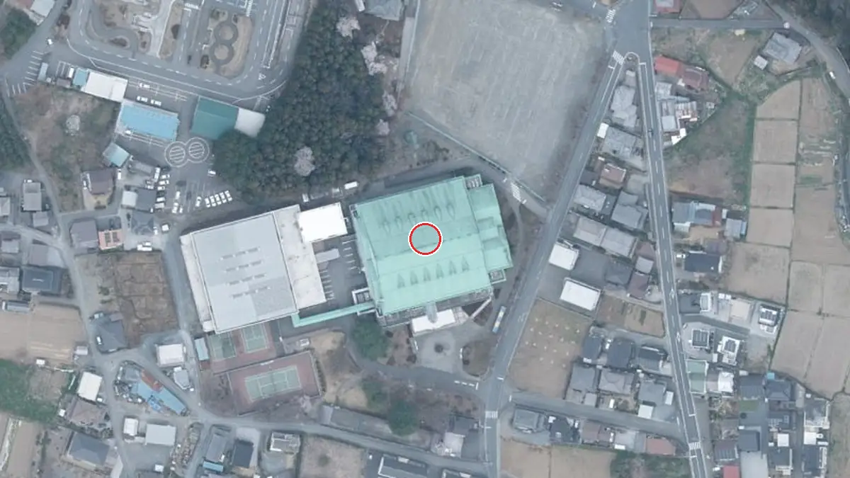 上空から見た秩父市文化体育センター（中心の赤い輪が会場の位置）