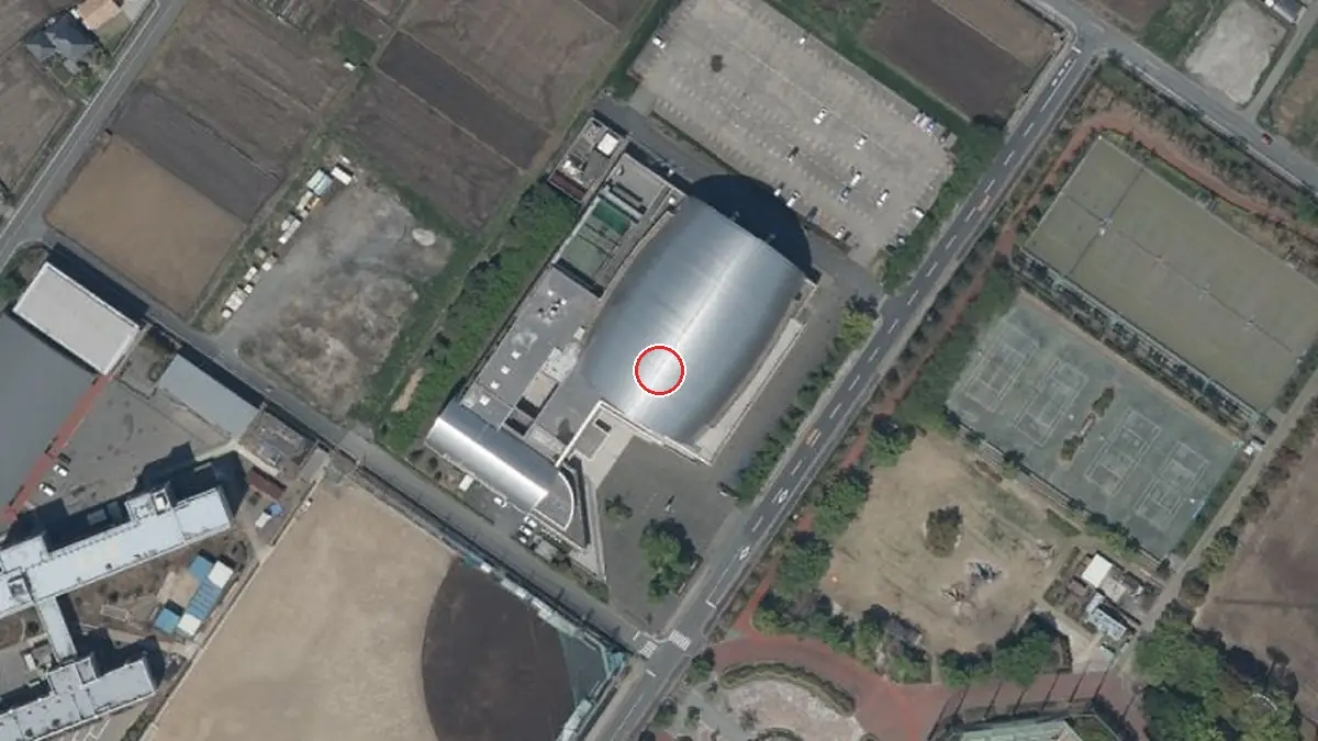 上空から見た北本市体育センター（中心の赤い輪が会場の位置）