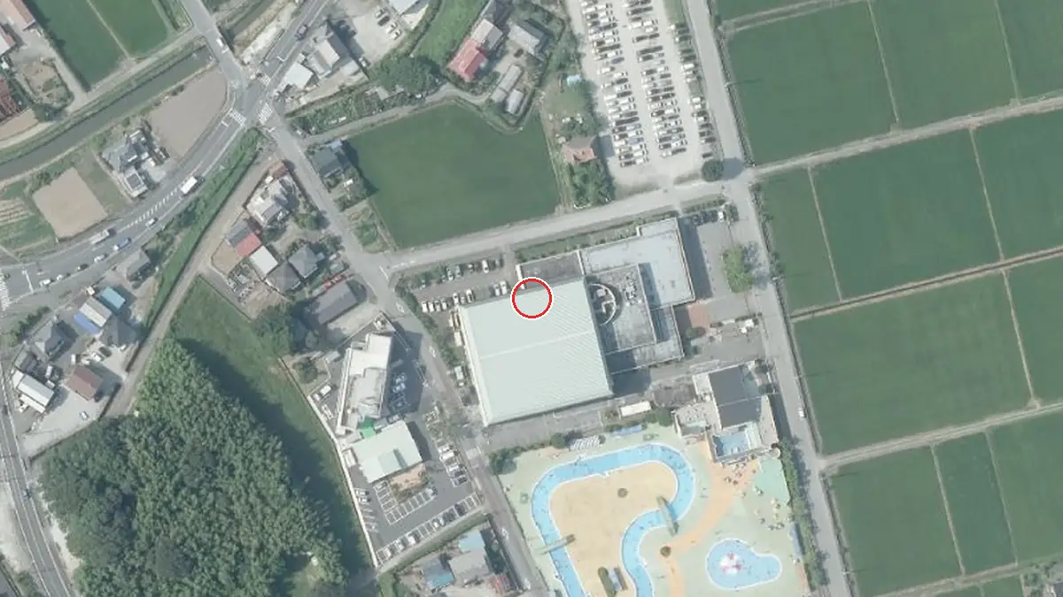 上空から見た吉川市総合体育館（中心の赤い輪が会場の位置）