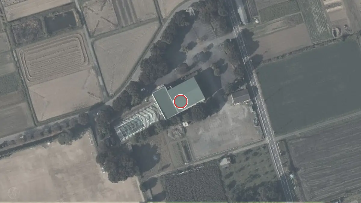 上空から見た嵐山町B&G海洋センター（中心の赤い輪が会場の位置）