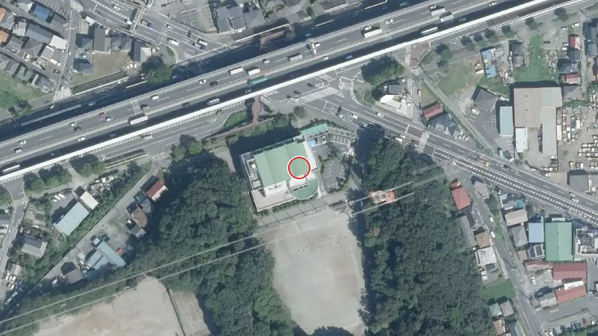 上空から見た川口市立芝市民ホール（中心の赤い輪が会場の位置）