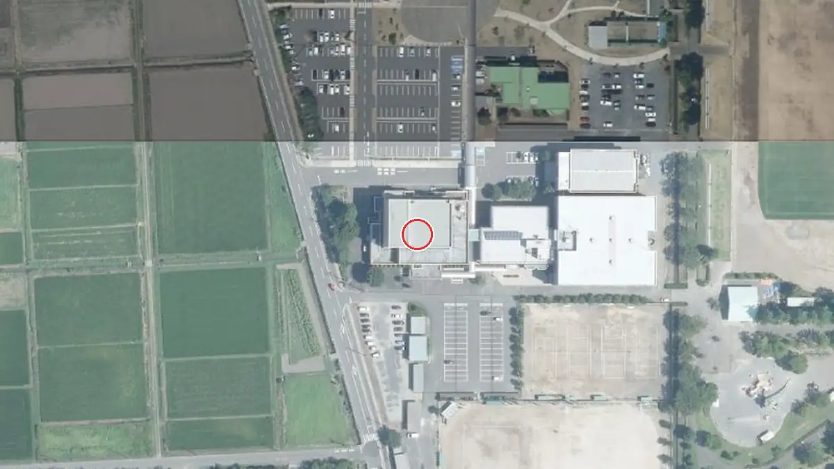 上空から見た川島町民会館（中心の赤い輪が会場の位置）