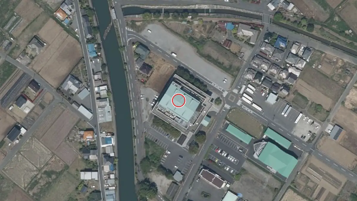 上空から見た久喜市菖蒲文化会館アミーゴ（中心の赤い輪が会場の位置）