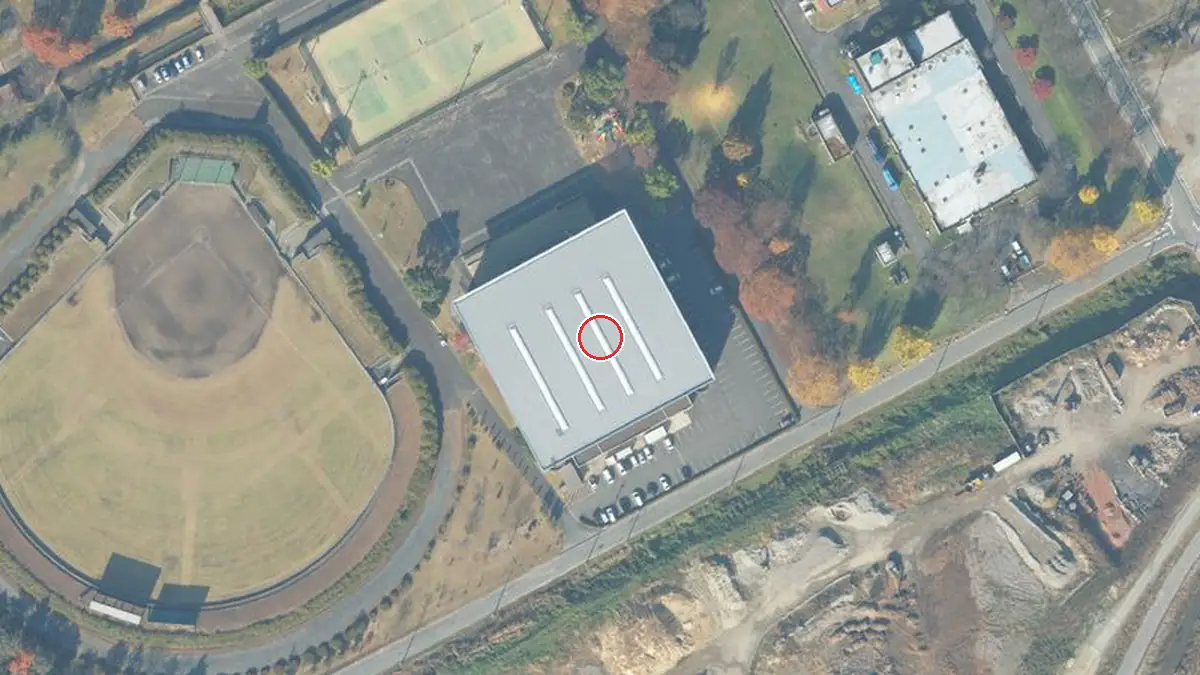 上空から見た近江八幡運動公園 体育館（中心の赤い輪が会場の位置）