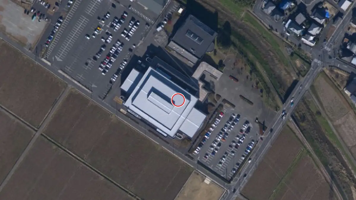 上空から見た野洲市総合体育館（中心の赤い輪が会場の位置）