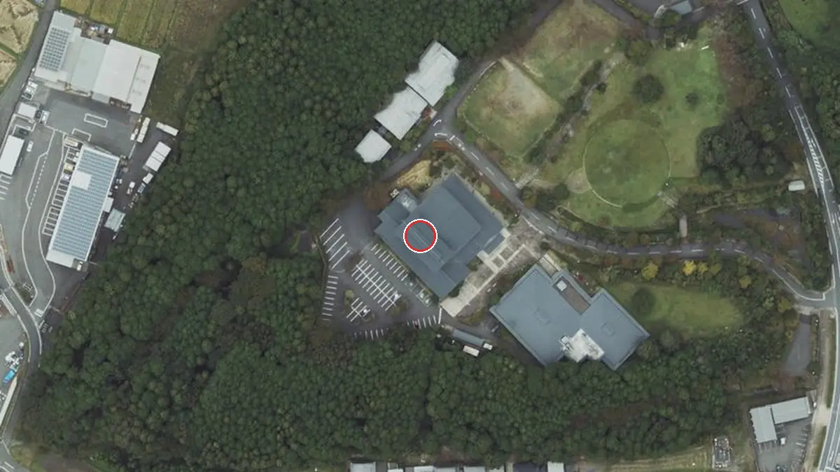 上空から見たあいの土山文化ホール（中心の赤い輪が会場の位置）