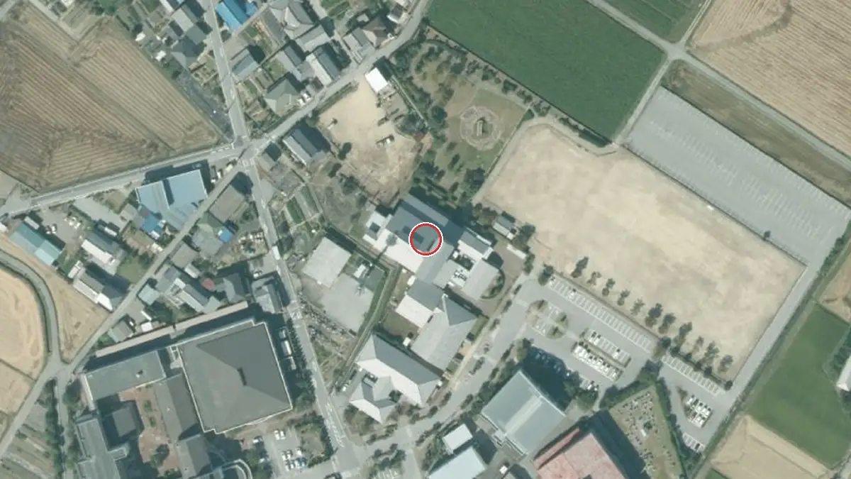 上空から見た彦根市立会館みずほ文化センター（中心の赤い輪が会場の位置）