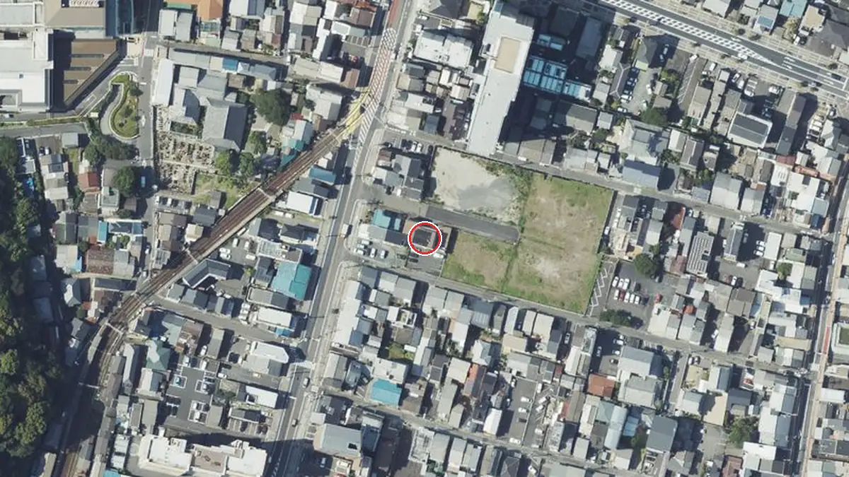 上空から見た奏美ホール（中心の赤い輪が会場の位置）