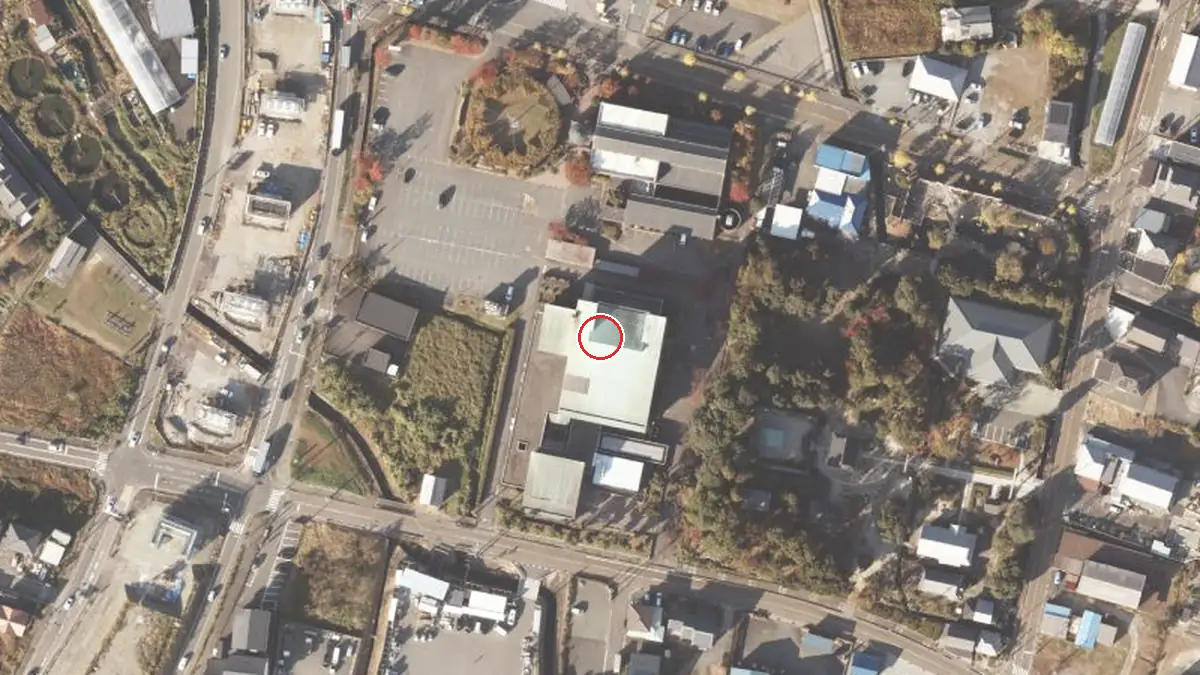 上空から見た高島市藤樹の里文化芸術会館（中心の赤い輪が会場の位置）