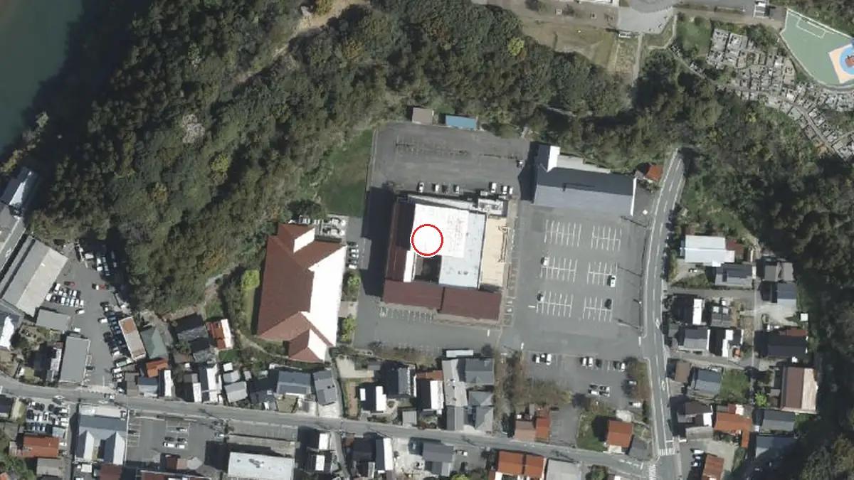 上空から見た隠岐島文化会館（中心の赤い輪が会場の位置）