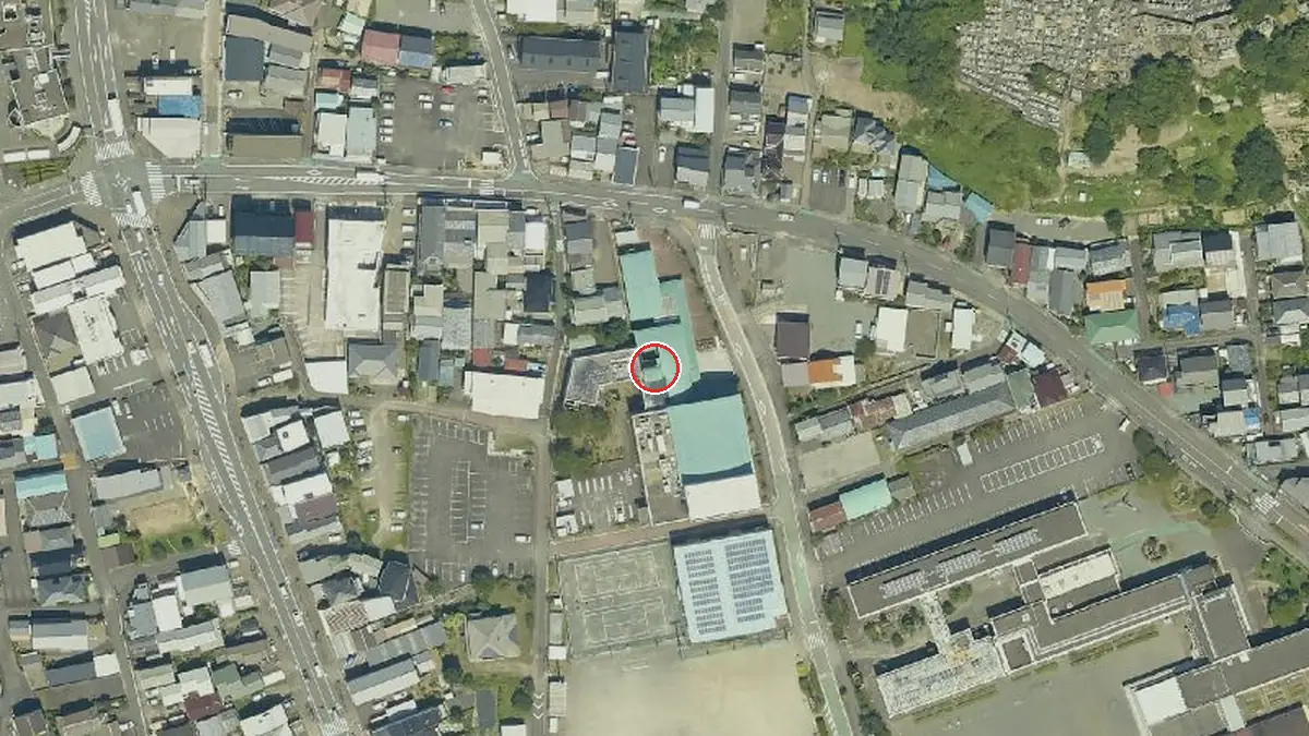 上空から見た藤枝市民ホールおかべ（中心の赤い輪が会場の位置）