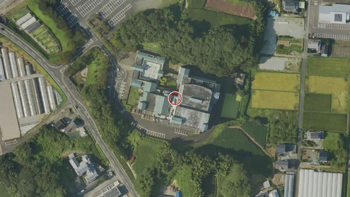 上空から見た菊川文化会館アエル（中心の赤い輪が会場の位置）