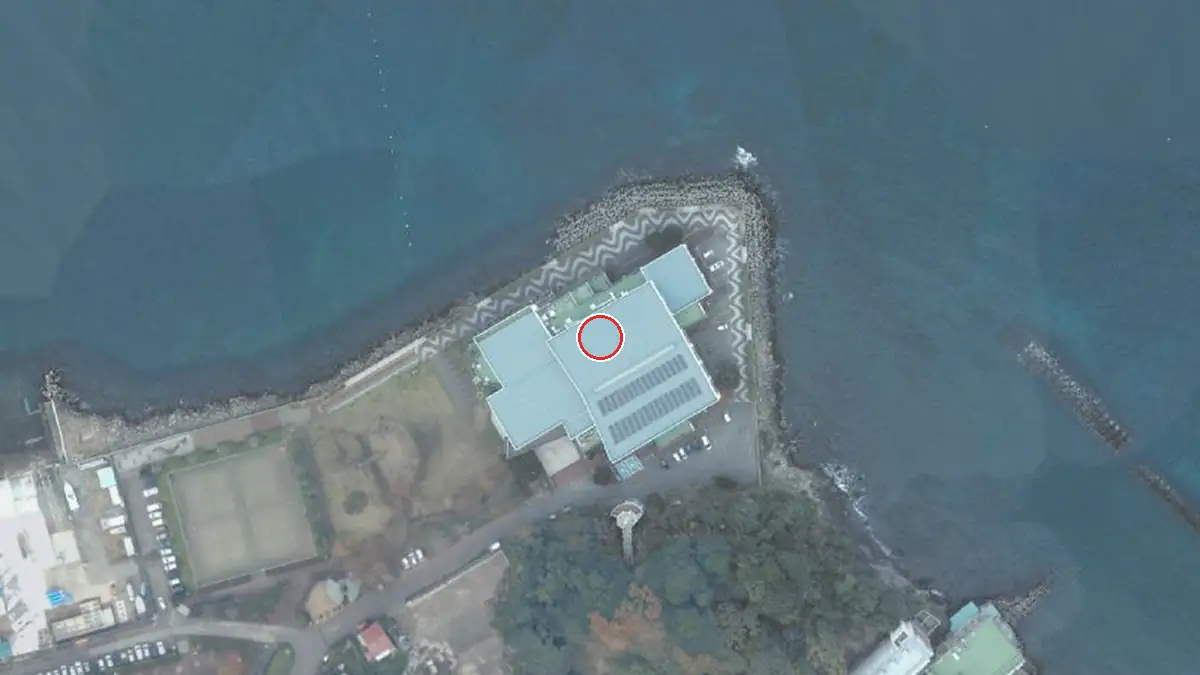 上空から見た南熱海マリンホール（中心の赤い輪が会場の位置）