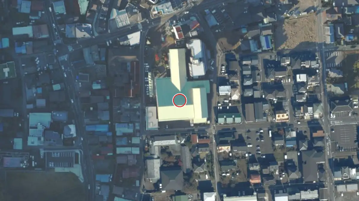 上空から見た長岡総合会館（アクシスかつらぎ）（中心の赤い輪が会場の位置）