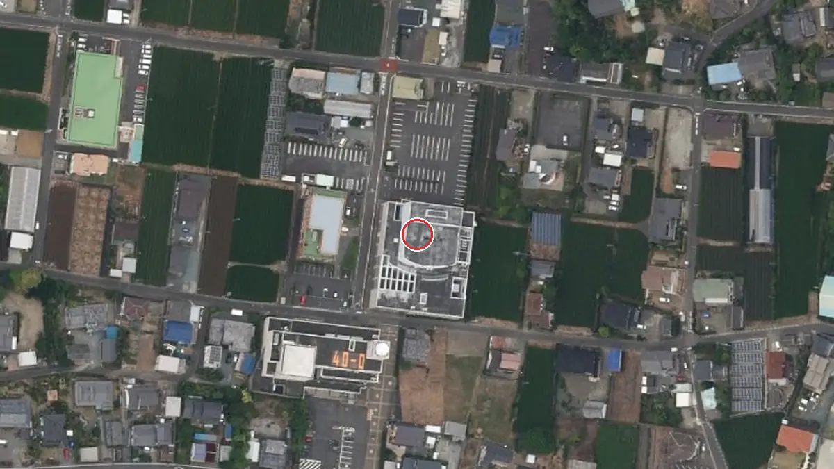 上空から見た御前崎市文化会館（中心の赤い輪が会場の位置）