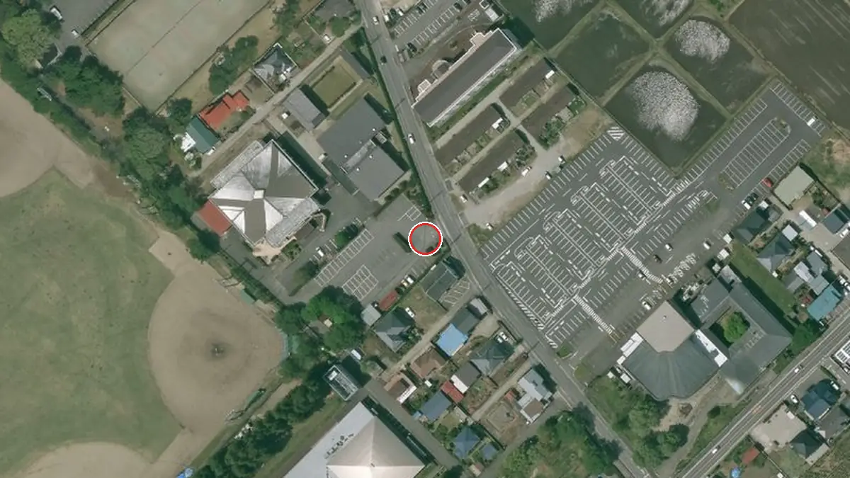 上空から見た那須塩原市三島体育センター（中心の赤い輪が会場の位置）