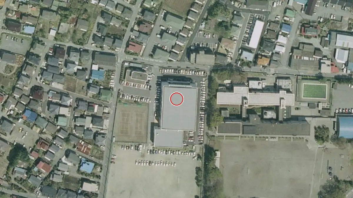上空から見た宇都宮市雀宮体育館（中心の赤い輪が会場の位置）