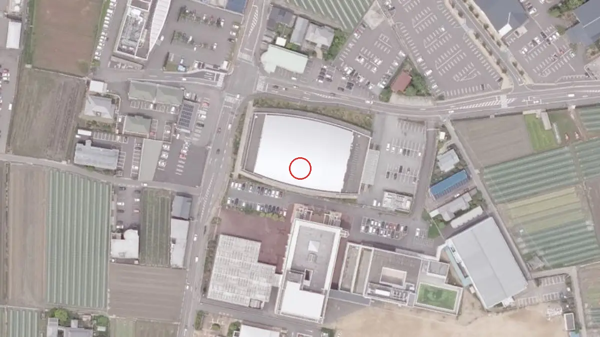 上空から見た藍住町町民体育館（中心の赤い輪が会場の位置）