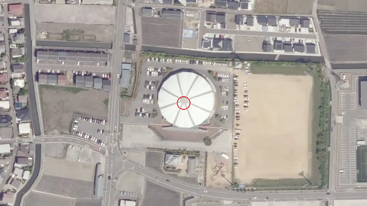 上空から見た北島北公園総合体育館（YGKドーム）（中心の赤い輪が会場の位置）