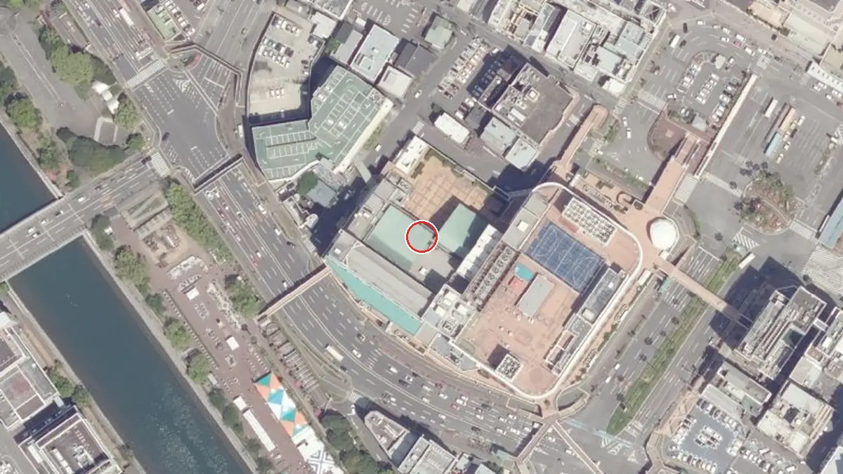 上空から見た徳島シビックセンター（中心の赤い輪が会場の位置）
