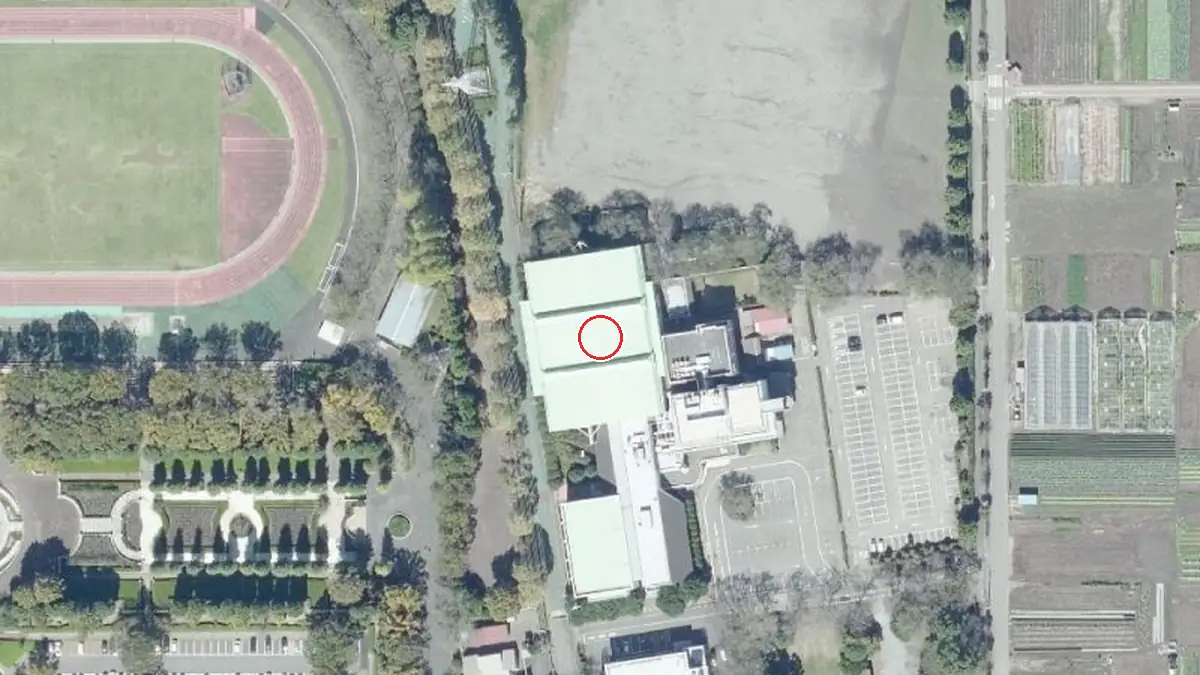 上空から見たあきる野市秋川体育館（中心の赤い輪が会場の位置）